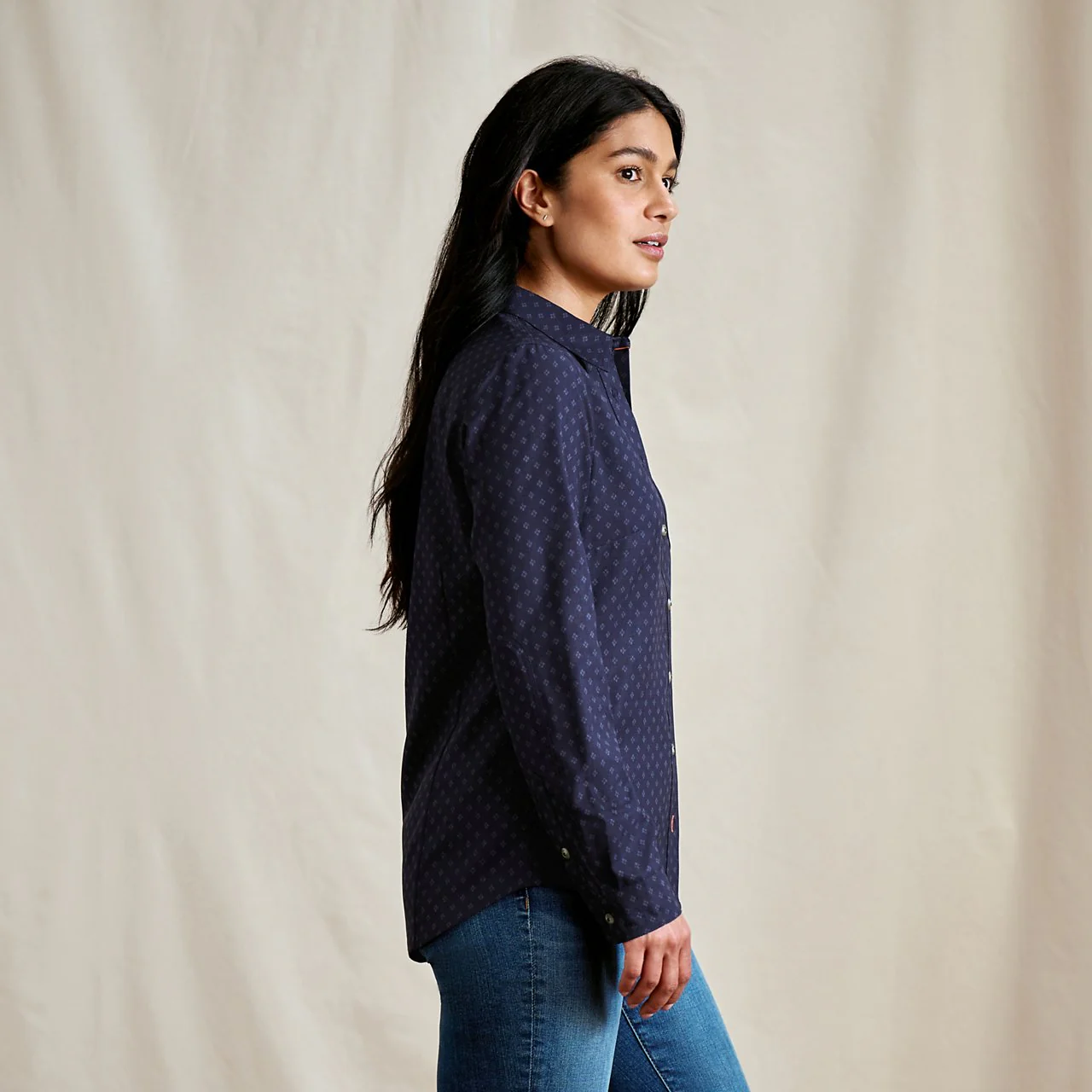 Women's Long-Sleeved Tech Chambray Work Shirt - Image 5
